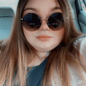 Meet your Posher, Chloe